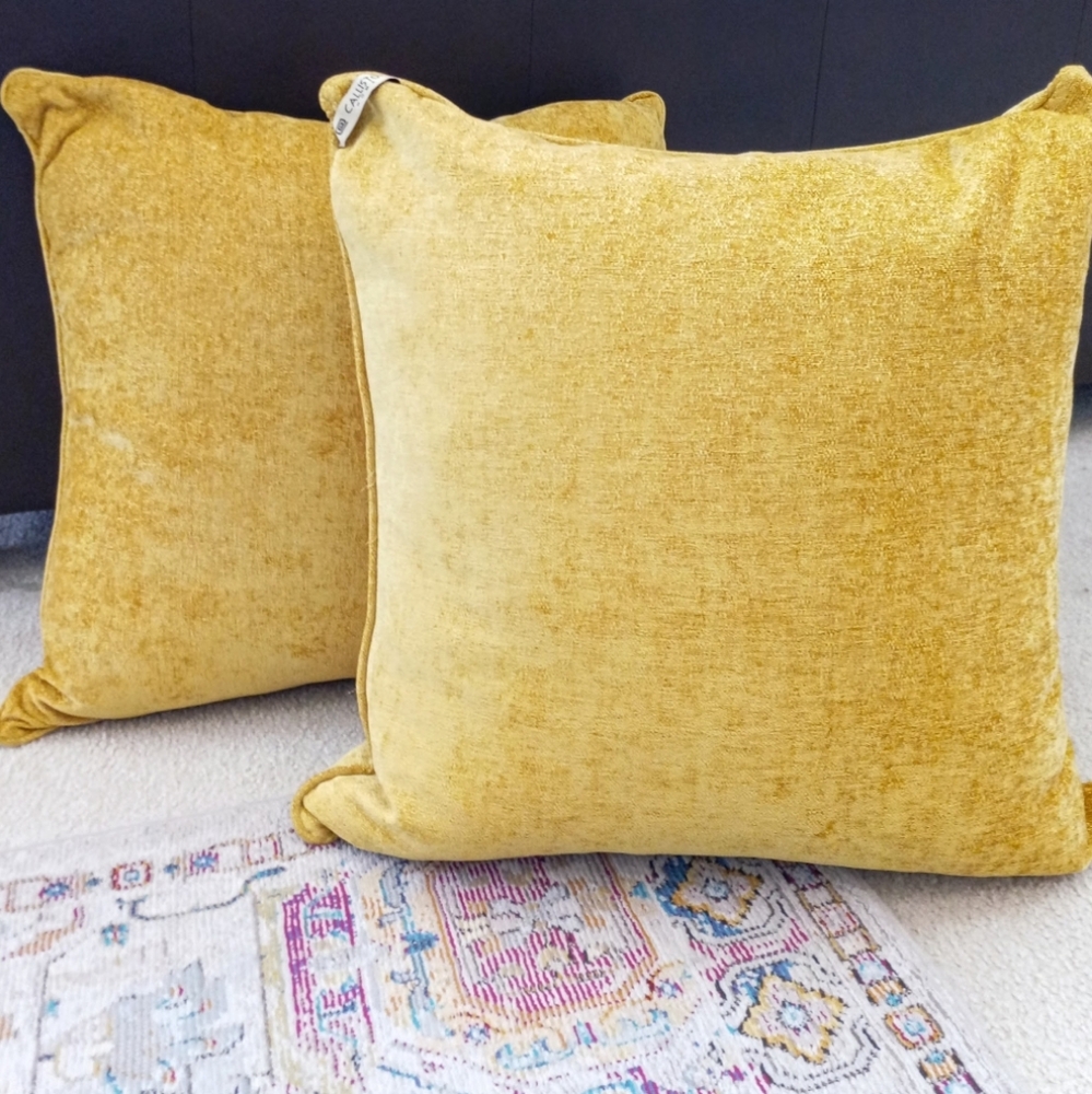 Luxurious Gold Throw Pillow Set